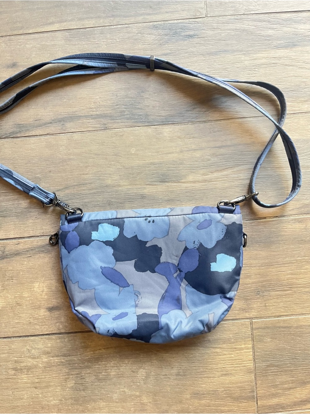 PACSAFE crossbody - Picture 2 of 8